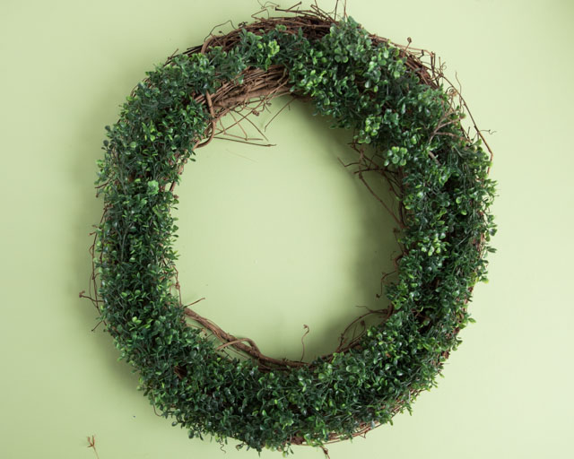 Make a beautiful spring wreath with faux birds, greenery, and nature elements. #birdwreath #springwreath #naturecrafts #birdcrafts