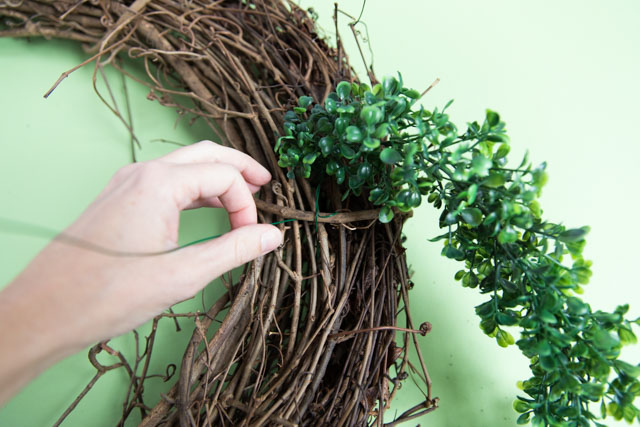 Make a beautiful spring wreath with faux birds, greenery, and nature elements. #birdwreath #springwreath #naturecrafts #birdcrafts