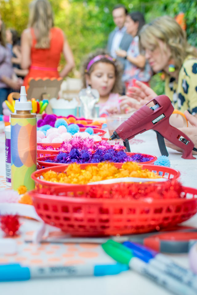 Pom-pom craft table idea #Pompomcrafts #Pompomparty #pompoms