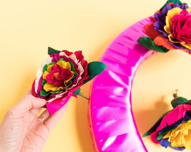 How to make a pretty Mexican fiesta wreath #fiestawreath #cincodemayowreath #cornhuskflowerwreath #mexicanflowerwreath