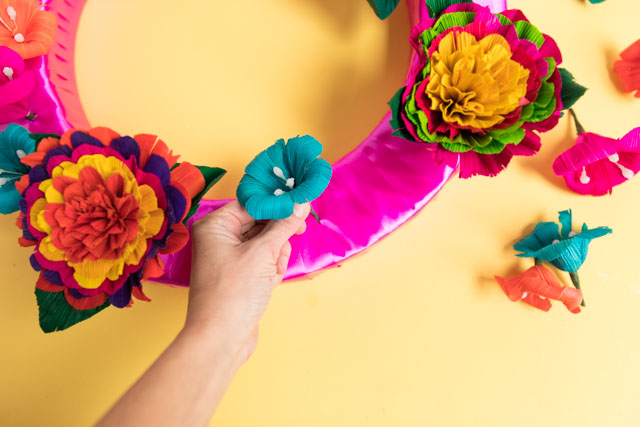 Check out these fiesta wreath ideas! #fiestawreath #cincodemayowreath #cornhuskflowerwreath #mexicanflowerwreath