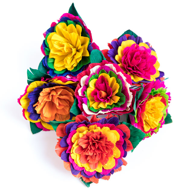 Gorgeous cornhusk flowers for DIY fiesta wreath