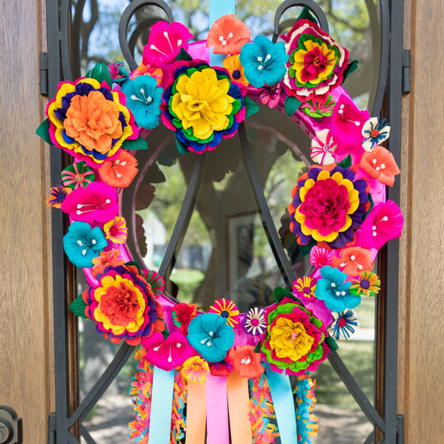 How to make a San Antonio fiesta wreath #fiestawreath #cincodemayowreath #mexicanflowerwreath #cornhuskflowerwreath