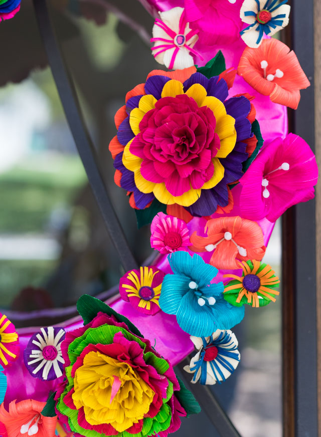 How to make a San Antonio fiesta wreath #fiestawreath #cincodemayowreath #mexicanflowerwreath #cornhuskflowerwreath