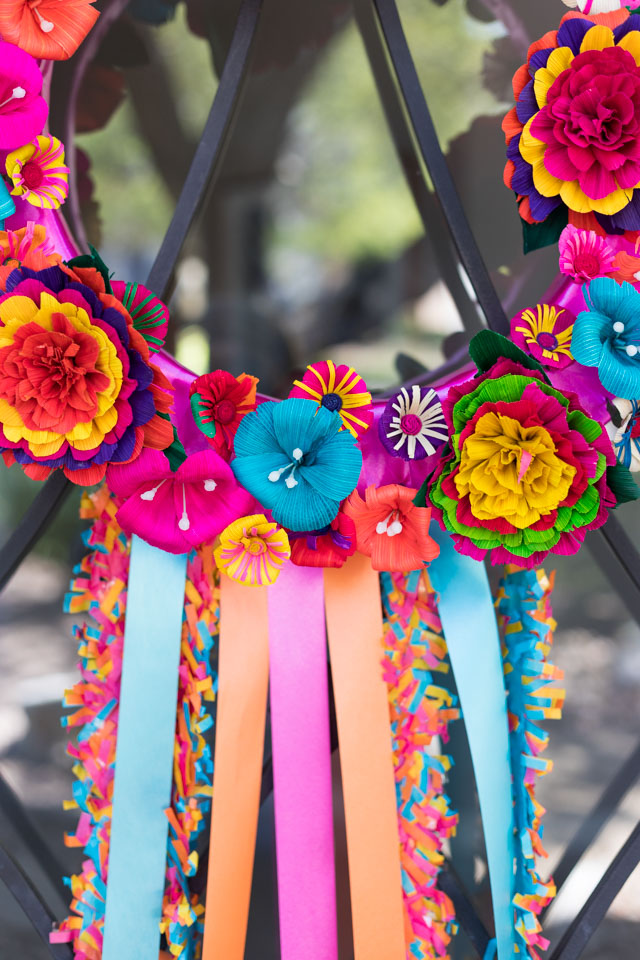 How to make a San Antonio fiesta wreath #fiestawreath #cincodemayowreath #mexicanflowerwreath #cornhuskflowerwreath