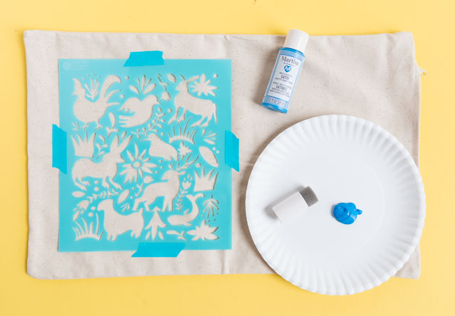 How to make an otomi pillow with stencils #otomi #otomipillow #mothersdaydiy #mothersdaycrafts