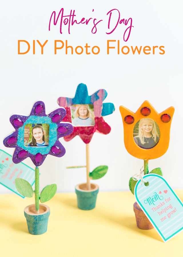 Make mom these photo flowers with free printable tag that says "Thanks for helping me grow" for Mother's Day! #mothersdaydiy #mothersdaycraft #mothersdayprintable