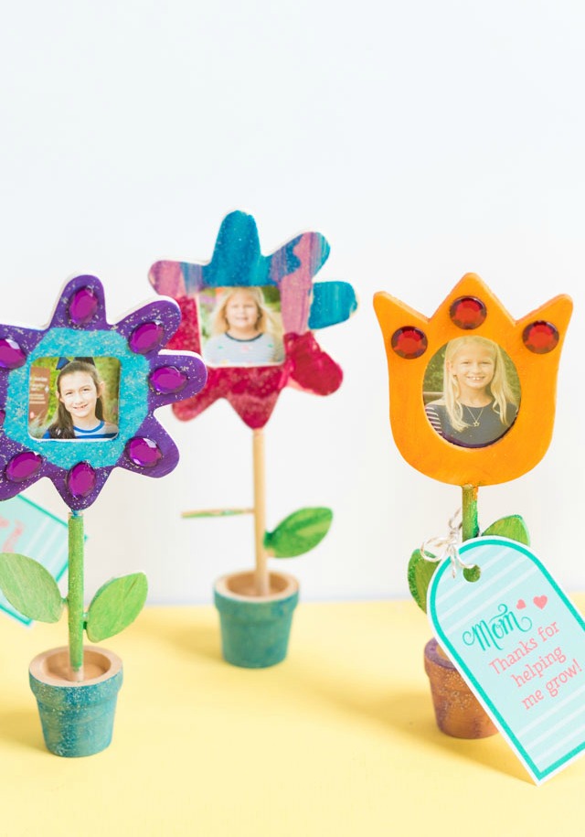 Make mom these photo flowers with free printable tag that says "Thanks for helping me grow" for Mother's Day! #mothersdaydiy #mothersdaycraft #mothersdayprintable