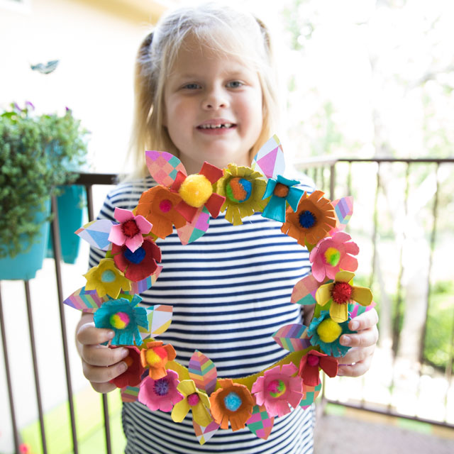 How to make an egg carton flower wreath #eggcartonwreath #eggcartoncrafts #eggcartonflowers