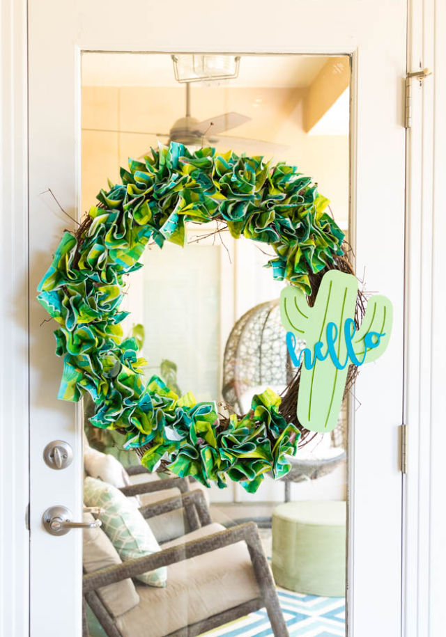 Napkin wreath with hello cactus sign