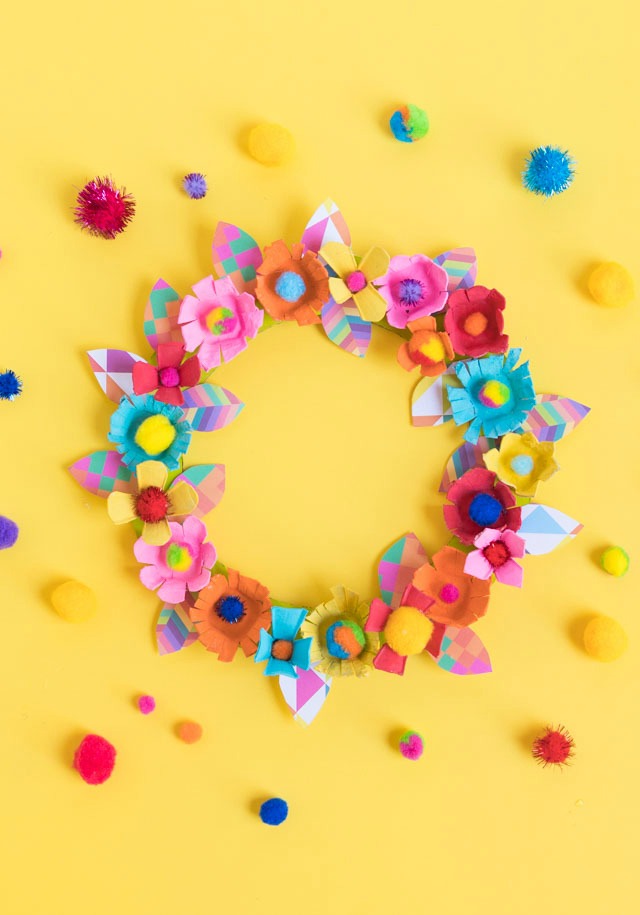 This wreath made from egg carton flowers is such a fun project for Mother's Day! #eggcartoncrafts #eggcartonprojects #eggcartonwreath