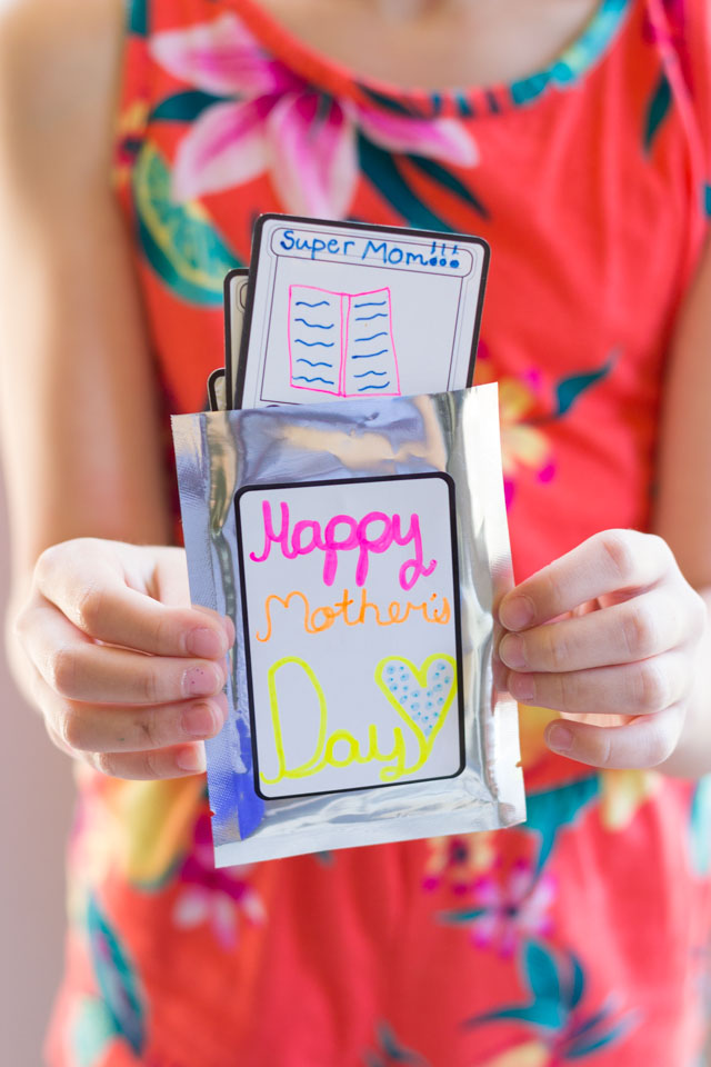 DIY Mother's Day Cards - Super Mom Trading Cards! #diymothersdaycards #handmademothersdaycards #mothersdaycrafts #mothersdaykidscrafts #kidmademodern