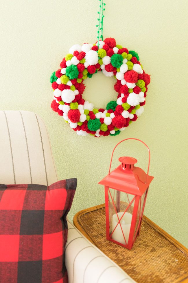 How to make a pom-pom Christmas wreath