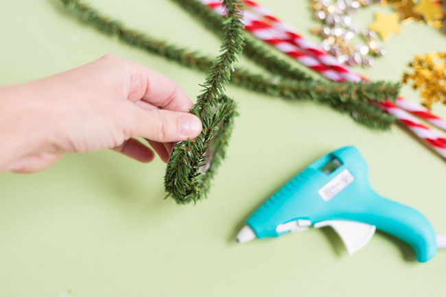 How to make an ornament from a mason jar lid