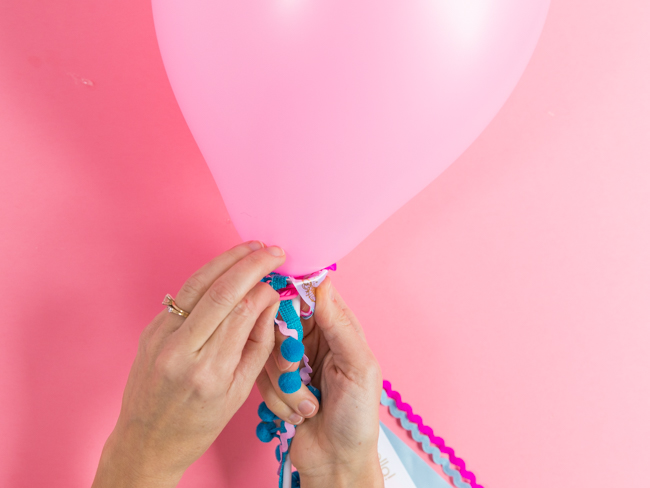 How to attach a balloon to a balloon stick