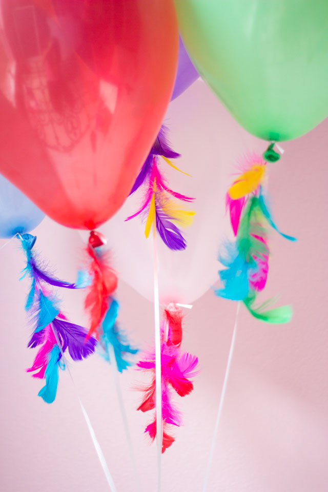 How to decorate balloons with feathers