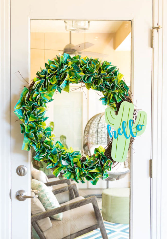 Make an easy napkin wreath!
