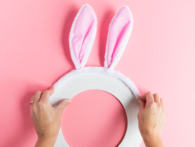 How to make an Easter bunny wreath
