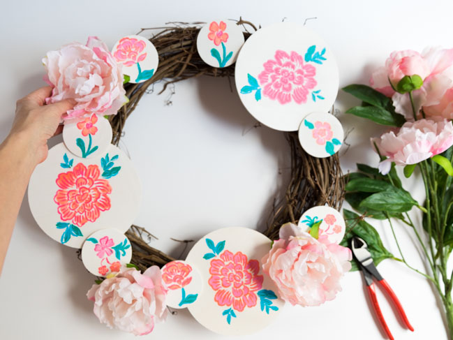 How to make a painted flower wreath