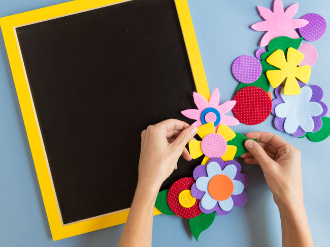 How to decorate a chalkboard with flowers