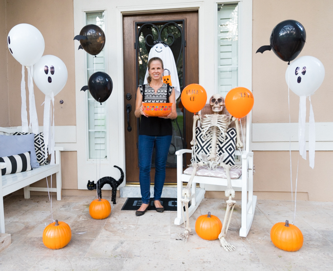 How to decorate your Halloween front porch with balloons!