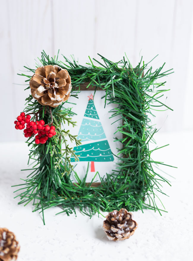 How to Make Pinecone Picture-Frame Ornaments