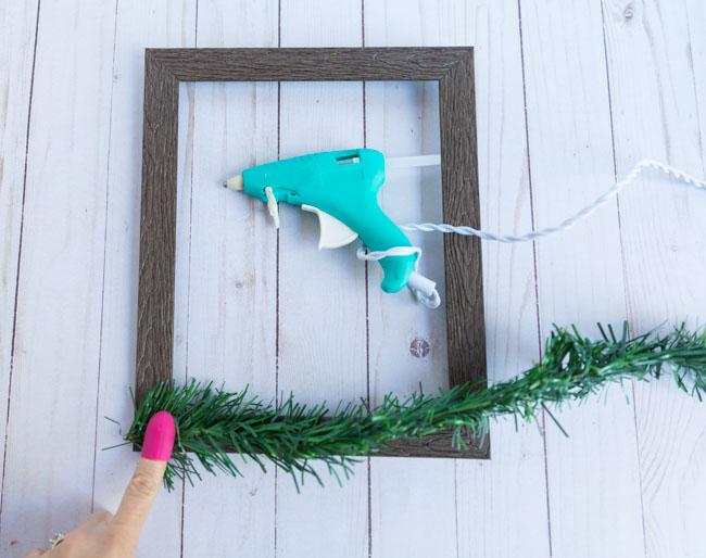 How to decorate Christmas frame with evergreen garland