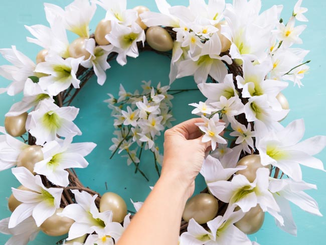 How to make an Easter lily wreath