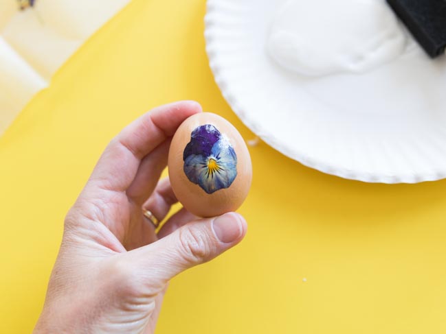 How to decorate eggs with pressed pansies