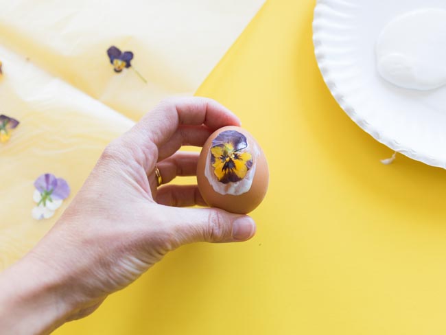 How to decorate eggs with pressed pansies